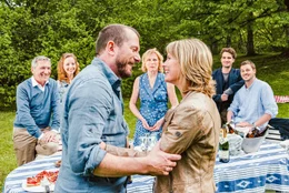Hilke (Valerie Niehaus) und Franz (Martin Lindow)  wollen der gesamten Familie (Rudolf Kowalski, Amelie Plaas-Link, Maren Kroymann, Oliver Wnuk, Frederic Linkemann) eine Neuigkeit verk&uuml;nden.