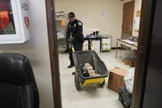 CBP-Beamter Rodriguez transportiert mit einer Schubkarre Pakete mit mutma&szlig;lichen Bet&auml;ubungsmitteln, die im Fahrzeug eines Verd&auml;chtigen gefunden wurden, damit sie in den CBP-Einrichtungen in Hidalgo, Texas, getestet und gewogen werden k&ouml;nnen.