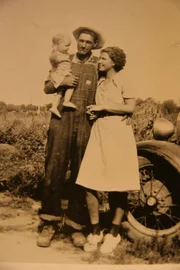 Die Eheleute Ray (M.) und Faye Copeland (r.) aus Missouri ermordeten fünf ihrer Gelegenheitsarbeiter, die sie vorher auf Viehauktionen geschickt hatten, um dort mit ungedeckten Schecks Tiere zu ersteigern, die anschließend in ihren Besitz übergingen ... Die Eheleute Ray (M.) und Faye Copeland (r.) aus Missouri ermordeten fünf ihrer Gelegenheitsarbeiter, die sie vorher auf Viehauktionen geschickt hatten, um dort mit ungedeckten Schecks Tiere zu ersteigern, die anschließend in ihren Besitz übergingen ...