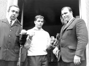 Justizbeamte begleiten Jürgen Bartsch aus der Polizeistation in Mettmann.