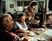 Die ganze Familie fiebert John-Boys Abschlussprüfung entgegen. (V.l.n.r.) Sam (Will Geer), Ester (Ellen Corby), Mary Ellen (Judy Norton-Taylor), Elizabeth (Kami Cotler) und Jim-Bob (David W. Harper).