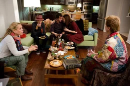 Der Jane-Austen-Club: Die Clubtreffen werden zur heilsamen Gespr&auml;chstherapie - mit romantischen Folgen (v.l.n.r.): Jocelyn (Maria Bello), Allegra (Maggie Grace), Grigg (Hugh Dancy), Sylvia (Amy Brenneman), Bernadette (Kathy Baker)