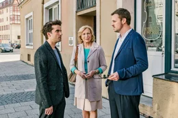 Jella (Maren Kroymann, M.) mischt sich mal wieder in die Beziehung ihres Sohnes Momme (Oliver Wnuk, l.) mit Rudi (Frederic Linkemann, r.) ein.