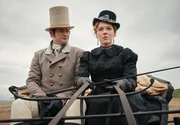 Lord Babington (Mark Stanley) und Esther Denham (Charlotte Spencer).