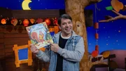 Juri stellt das Kinderbuch "Der Bl&auml;tterdieb" vor. Darin versucht das Eichh&ouml;rnchen einen Bl&auml;tterdieb zu schnappen.
