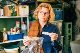 B&auml;rbel Schmitz (Annette Frier) findet einen mysteri&ouml;sen Zettel mit einem Hilferuf in einem ihrer Hemden.