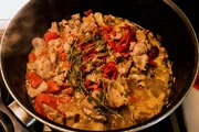 Zu Tisch Aquitaine – Frankreich Xilindron: Lammragout mit Paprika und Piment d’Espelette Zu Tisch Aquitaine – Frankreich Xilindron: Lammragout mit Paprika und Piment d’Espelette