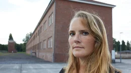 Maria Holzgrewe auf dem Appellplatz des ehemaligen KZ Neuengamme. Ihr Urgro&szlig;vater Wilhelm Dreimann war dort Rapportf&uuml;hrer und f&uuml;r seinen besonders sadistischen Umgang mit H&auml;ftlingen bekannt.