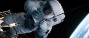 Kollisionsalarm im All: Weltraumschrott zerst&ouml;rt das Space Shuttle, in dem Dr. Ryan Stone (Sandra Bullock) und ihre Kollegen gearbeitet und gelebt haben. Ryan wird zusammen mit dem erfahrenen Astronauten Mark in die Weiten des Weltalls geschleudert ...