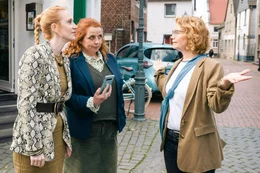 Die Ger&uuml;chtek&uuml;che brodelt: Lotte Heinemann (Eva Verena M&uuml;ller) und Ida Odenbach (Nicole Johannhanwahr, m.) sind der festen &Uuml;berzeugung, dass B&auml;rbel Schmitz (Annette Frier, r.) einen neuen Lover hat.