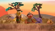 Ernie und Bert folgen den Elefantenspuren, damit der kleine Elefant schnell wieder zu seiner Mama findet.