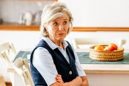 Oma Polke (Jutta Speidel) ahnt noch nichts von den Geheimnissen ihrer Familie.