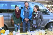 Trödelexperte Sükrü Pehlivan mit Alexandra (li.) und Jennifer auf dem Flohmarkt. Trödelexperte Sükrü Pehlivan mit Alexandra (li.) und Jennifer auf dem Flohmarkt.