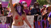 Eine junge Generation von Frauen demonstriert gegen Frauenmorde, die in Mexiko nicht nur sehr häufig vorkommen, sondern auch von der Justiz verschwiegen und selten geahndet werden.