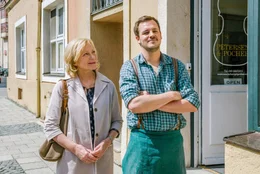 Jella (Maren Kroymann) beobachtet Rudis (Frederic Linkemann) Umgang mit einem Kind.