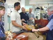 Familie Gutshausen hat Musik immer geliebt, so findet man zwei Celli, drei Geigen, eine Mandoline und ein altes Klavier... Familie Gutshausen hat Musik immer geliebt, so findet man zwei Celli, drei Geigen, eine Mandoline und ein altes Klavier...