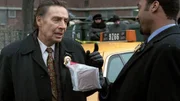 Ein Taxifahrer wird erstochen unter seinem Wagen gefunden. Det. Briscoe (Jerry Orbach, l.) und Det. Green (Jesse L. Martin) entdecken am Tatort ein Buch. Wird es sie zum Täter führen?
