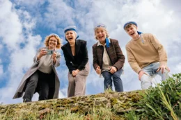 B&auml;rbel (Annette Frier, l.), Jonas (Charlie Schrein, r.), Oma Polke (Jutta Speidel, 2.v.r.) und Leonie (Greta Geyer, 2.v.l.) kommen aus dem Lachen nicht mehr raus: Ben stolpert und f&auml;llt r&uuml;cklings ins Wasser.