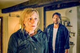 Schorsch (Winfried Frey) ist die letzte Zufluchtsm&ouml;glichkeit f&uuml;r Jella (Maren Kroymann).