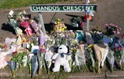 Blumengebinde am Tatort in Chandos Crescent in Killamarsh, in der N&auml;he von Sheffield, wo am Sonntag vier Menschen in einem Haus tot aufgefunden wurden. Die Polizei von Derbyshire teilte mit, dass sich ein Mann in Polizeigewahrsam befindet und keine weiteren Personen im Zusammenhang mit den Todesf&auml;llen gesucht werden.