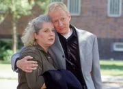 Uschi (Barbara Freier) wird entlassen und von Dr. Strauss (Rainer Goernemann) durch die Schleuse in die Freiheit begleitet.