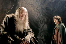 Gandalf (Sir Ian McKellen, li.) sucht in den Minen von Moria nach dem richtigen Weg um Frodo (Elijah Wood) und die Gef&auml;hrten sicher nach Lothlorien zu f&uuml;hren.
