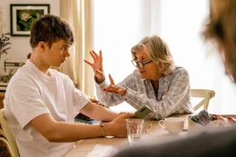 Oma Polke (Jutta Speidel) jagt Jonas (Charlie Schrein) mit ihren Geschichten aus dem Altenheim Angst und Schrecken ein.