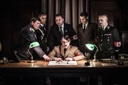 Schauspieler am Set der Reihe: Adolf Hitler (Darsteller unbekannt, vorne, m.), Hermann Göring (Steve Munroe, l.), Reinhard Heydrich (Daniel Chapple, 2.v.l.), Martin Bormann (Jonathon Michaels, 3.v.l.), Albert Speer (Darsteller unbekannt, 2.v.r.) und Heinrich Himmler (Darsteller unbekannt, r.). Schauspieler am Set der Reihe: Adolf Hitler (Darsteller unbekannt, vorne, m.), Hermann Göring (Steve Munroe, l.), Reinhard Heydrich (Daniel Chapple, 2.v.l.), Martin Bormann (Jonathon Michaels, 3.v.l.), Albert Speer (Darsteller unbekannt, 2.v.r.) und Heinrich Himmler (Darsteller unbekannt, r.).