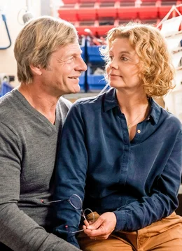 Lutz Schmitz (Henning Baum) hat Geburtstag, doch B&auml;rbels (Annette Frier) Gedanken sind bei einem mysteri&ouml;sen Hilferuf, der sie erreicht hat.