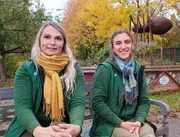 Die Gärtnerinnen auf der Garten Tulln legen einen Komposthaufen an, ein wichtiger Garant für gesundes Bodenleben.