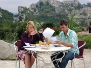 Frau Dr. Hoffmann bespricht mit ihrem Praktikanten den Tagesablauf - sie ahnt nicht, dass sich der gutaussehende junge Mann in sie verliebt hat. (Bettina Kupfer, Marco Girnth). Frau Dr. Hoffmann bespricht mit ihrem Praktikanten den Tagesablauf - sie ahnt nicht, dass sich der gutaussehende junge Mann in sie verliebt hat. (Bettina Kupfer, Marco Girnth).