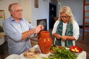 Zu Tisch Matera &ndash; Italien: Angelo, ein Freund der Familie Sigillino, und Antonella Sigillino bereiten die Pignata vor.