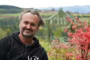 Ein asiatisch angehauchtes Gartenparadies hat Bernd Hochwartner im nieder&ouml;sterreichischen Lichtenegg geschaffen. Ein Pavillon mit einem atemberaubenden Ausblick, ein gro&szlig;es Glashaus und ein Schwimmteich bereichern den Garten. Au&szlig;erdem legt Bernd Hochwartner viel Wert auf Nachhaltigkeit, Regenwasser wird gesammelt und viele Steinmauern bieten Unterschlupf und verbessern das Mikroklima.