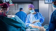 Dr. Leyla Sherbaz (Sanam Afrashteh) ist bereit, die Operation zu starten. Dr. Leyla Sherbaz (Sanam Afrashteh) ist bereit, die Operation zu starten.