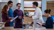 Dr. Ben Ahlbeck (Philipp Danne) betraut die jungen Ärzte Ivo (Jakob D’Aprile), Olli (Arne Kertész), Tamar (Linda Kummer) und Sofia (Olivia Papoli-Barawati) mit einem alten Fall. Dr. Ben Ahlbeck (Philipp Danne) betraut die jungen Ärzte Ivo (Jakob D’Aprile), Olli (Arne Kertész), Tamar (Linda Kummer) und Sofia (Olivia Papoli-Barawati) mit einem alten Fall.