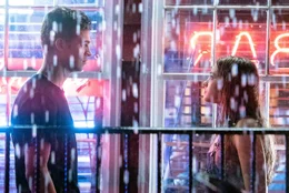 L-R: Hardin Scott (Hero Fiennes Tiffin) und Tessa Young (Josephine Langford)