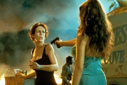 v.li.: Helen (Jamie Lee Curtis), Juno (Tia Carrere)