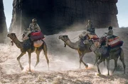 Ranger patrouillieren auf Kamelen durch das Ennedi-Massiv. Kamele k&ouml;nnen wochenlang ohne einen Tropfen auskommen. Endlich am Wasser, trinken sie bis zu 200 Liter auf einmal.