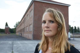 Maria Holzgrewe auf dem Appellplatz des ehemaligen KZ Neuengamme. Ihr Urgro&szlig;vater Wilhelm Dreimann war dort Rapportf&uuml;hrer und f&uuml;r seinen besonders sadistischen Umgang mit H&auml;ftlingen bekannt.