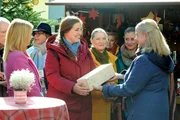 Uschi und Sophia haben den Backwettbewerb der Landfrauen gewonnen und bekommen eine Flasche Champagner. Von links: Uschi (Silke Popp), Sophia (Patricia Freund), Vera (Sybille Waury), Sarah (Sophie Reiml), Ulla (Sabrina Dietel, KLD).