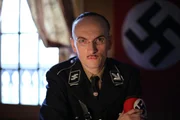 Die Rollen innerhalb der Naziführung sind klar verteilt. Goebbels ist zuständig für Hetze und Propaganda. Göring kümmert sich um Adel und Reichswehr. Himmler (Conan Sweeny, im Bild) überzieht Deutschland mit Terror und Überwachung.