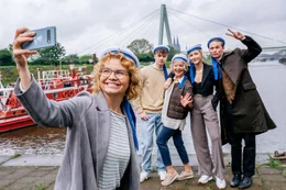 B&auml;rbel (Annette Frier, l.) m&ouml;chte mit ihren Kindern Jonas (Charlie Schrein, 2.v.l.), Leonie (Greta Geyer, 2.v.r.) und Ben (Nico Liersch, r.) sowie Oma Polke (Jutta Speidel, M.) ein Geburtstagsvideo f&uuml;r ihren Mann aufnehmen und ahnt noch nicht, was ihnen droht.