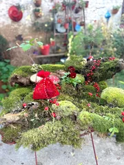 Kräuterhexe Uschi Zezelitsch stellt eine Hautsalbe aus Moos her.