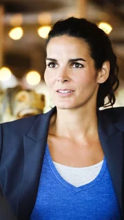 Detective Jane Rizzoli (Angie Harmon) macht sich Sorgen um ihre beste Freundin, die sich auf ein Treffen mit einem mutmaßlichen Mörder eingelassen hat... Detective Jane Rizzoli (Angie Harmon) macht sich Sorgen um ihre beste Freundin, die sich auf ein Treffen mit einem mutmaßlichen Mörder eingelassen hat...