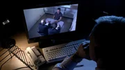 Ein Mann sieht sich das Video der Ermittlungen an