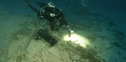 Ein Taucher wirft einen Blick auf das Wrack