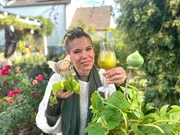 Kräuterhexe Uschi Zezelitsch kreiert einen alkoholfreien Aperitif aus der Engelwurz.