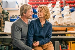 Lutz Schmitz (Henning Baum) hat Geburtstag, doch B&auml;rbels (Annette Frier) Gedanken sind bei einem mysteri&ouml;sen Hilferuf, der sie erreicht hat.