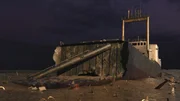 Wrack der Lucona: Das trockengelegte Wrack der Lucona zeigt das im Schlamm eingegrabene Heck des Schiffes und Bombenschäden an den Seitenwänden. Das Schiff wurde durch eine Zeitbombe versenkt, die der österreichische Geschäftsmann Udo Proksch an Bord platziert hatte. Wrack der Lucona: Das trockengelegte Wrack der Lucona zeigt das im Schlamm eingegrabene Heck des Schiffes und Bombenschäden an den Seitenwänden. Das Schiff wurde durch eine Zeitbombe versenkt, die der österreichische Geschäftsmann Udo Proksch an Bord platziert hatte.