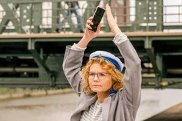 B&auml;rbel Schmitz (Annette Frier) versucht erfolglos ihre Familie zu einem Geburtstagsst&auml;ndchen zu koordinieren.